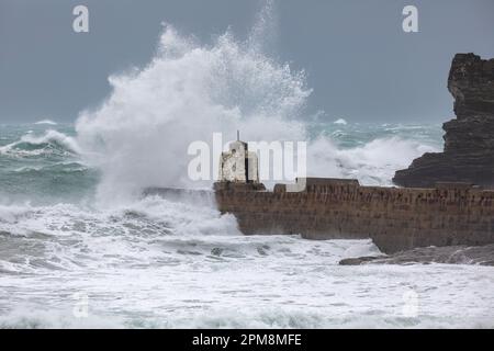 Portreath,Cornwall,13th mars 2023,la tempête Noa causée par un grand système de basse pression de l'Atlantique a causé de grandes vagues et des mers de tempête à Portreath, Cornwall tôt ce matin. La température était de 8C, mais elle était beaucoup plus froide avec les averses de grêle. La prévision est pour la pluie lourde toute la journée avec des vents de jusqu'à 75mph pour continuer toute la journée.Credit: Keith Larby/Alamy Live News Banque D'Images