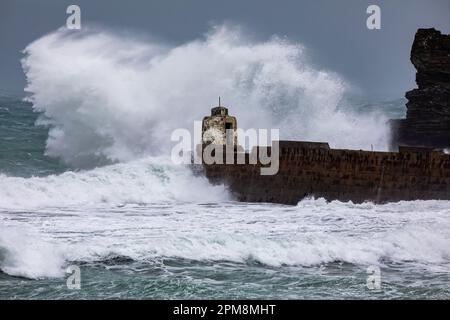 Portreath,Cornwall,13th mars 2023,la tempête Noa causée par un grand système de basse pression de l'Atlantique a causé de grandes vagues et des mers de tempête à Portreath, Cornwall tôt ce matin. La température était de 8C, mais elle était beaucoup plus froide avec les averses de grêle. La prévision est pour la pluie lourde toute la journée avec des vents de jusqu'à 75mph pour continuer toute la journée.Credit: Keith Larby/Alamy Live News Banque D'Images