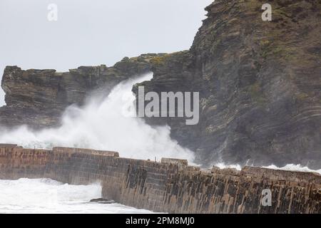 Portreath,Cornwall,13th mars 2023,la tempête Noa causée par un grand système de basse pression de l'Atlantique a causé de grandes vagues et des mers de tempête à Portreath, Cornwall tôt ce matin. La température était de 8C, mais elle était beaucoup plus froide avec les averses de grêle. La prévision est pour la pluie lourde toute la journée avec des vents de jusqu'à 75mph pour continuer toute la journée.Credit: Keith Larby/Alamy Live News Banque D'Images