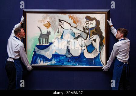 Londres, Royaume-Uni. 12th avril 2023. ÔFemme nue couchee jouant avec un chatÕ, par Pablo Picasso, estime de 20-30 millions de francs. Faits saillants des ventes de mai de SothebyÕs qui seront en vue à Londres 12-16 avril avant les prochaines ventes aux enchères de New York. Crédit : Karl Black/Alay Live News Banque D'Images