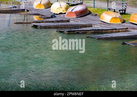 lac avec des bateaux de goudron à l'envers couché sur le vieux quai pourri abandonné vieux concept de port en bois de quai pour la technique des navires anciens et perdu de l'intérêt Banque D'Images