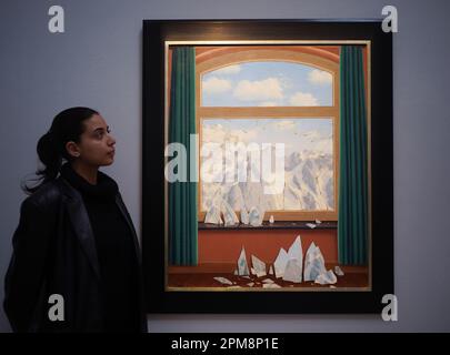 Un tableau de Rene Magritte, le domaine d'Arnheim, 1949, avec une estimation de 15-25 millions de francs, présenté lors d'un appel photo pour les temps forts de Sotheby's blockbuster May sales, en prévision de leur vente aux enchères à New York le mois prochain. Date de la photo: Mercredi 12 avril 2023. Banque D'Images