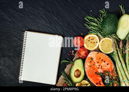 Concept de nourriture saine pour le régime cétogène sur fond noir. Aliments riches en vitamines, minéraux et antioxydants. Anti Age Flat Lay. Légumes frais, herbes et épices. Livraison de nourriture écologique. Espace de copie. Banque D'Images