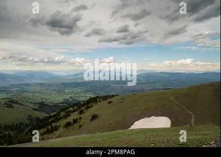 Le sentier de Mt Washburn se démène au-dessus de Rolling Hills à Yellowstone Banque D'Images