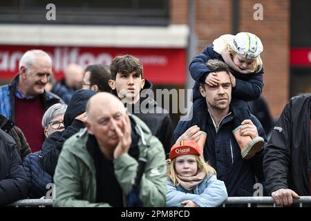 Overijse, Belgique. 12th avril 2023. Fans photographiés au début de la course cycliste d'une journée 'Brabantse Pijl' pour hommes, 205,1km de Louvain à Overijse, le mercredi 12 avril 2023. BELGA PHOTO TOM GOYVAERTS crédit: Belga News Agency/Alay Live News Banque D'Images