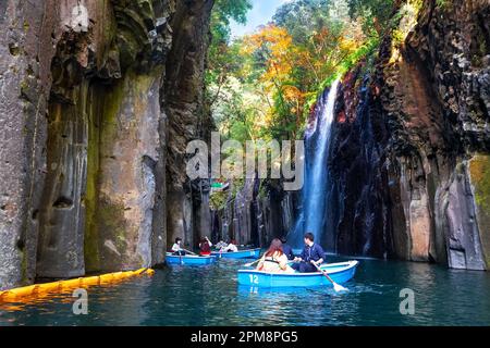 Miyazaki, Japon - novembre 24 2022 : la gorge de Takachiho est un étroit gouffre coupé à travers la roche par la rivière Gokase, de nombreuses activités pour les touristes comme le rowi Banque D'Images