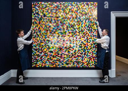 Londres, Royaume-Uni. 12 avril 2023. Les techniciens présentent « 4096 Farben », 1974 ans, par Gerhard Richter, (environ 18 à 25 millions DE DOLLARS US) à une photocall pour une exposition de chefs-d’œuvre d’une valeur de plus de 250m 000 dollars exposés dans les galeries de la rue New Bond de Sotheby, avant d’être mis aux enchères dans les ventes de la rue New York de Sotheby en mai. Credit: Stephen Chung / Alamy Live News Banque D'Images