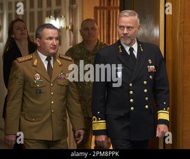 Bucarest, Roumanie. 12th avril 2023 : Daniel Petrescu (L), Chef d'état-major général roumain, et l'amiral Rob Bauer (R), Président du Comité militaire de l'Organisation du Traité de l'Atlantique Nord (OTAN), assistent à la conférence de presse conjointe tenue au Ministère roumain de la défense. Credit: Lucien Alecu/Alamy Live News Banque D'Images