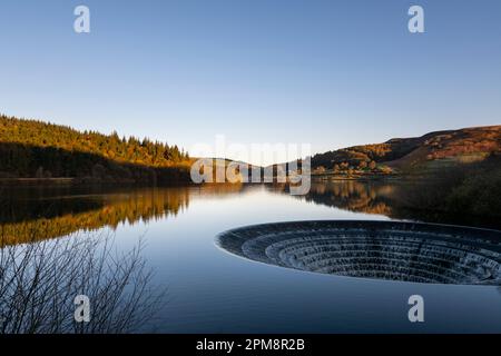 Dawn by the 'Plug Holest' at Ladybower Reservoir dans le parc national de Peak District, Derbyshire, Angleterre. Banque D'Images