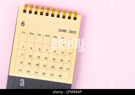 Juin 2023 Calendrier mensuel de bureau pour 2023 ans fait à partir de papier artisanal sur fond magnifique. Banque D'Images