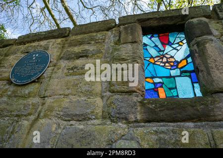 La plaque et le vitrail moderne à la ruine de la chapelle Sainte-Marie, au bord de Jesmond Dene, Newcastle upon Tyne, Royaume-Uni Banque D'Images