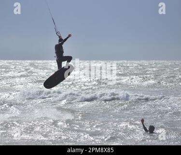 Storm Noa, Boscombe, Bournemouth, Dorset, Royaume-Uni, 12th avril 2023, Météo. Kite surfeur dans des vents forts et des conditions orageux sur le front de mer le matin, filmé par un ami dans la mer crédit: Paul Biggins/Alay Live News Banque D'Images