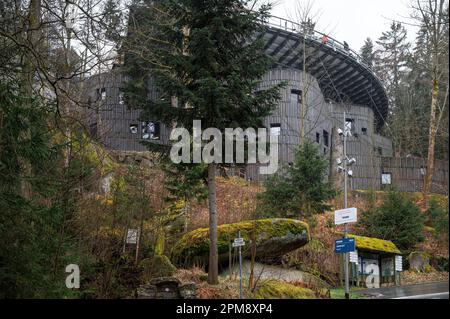 Wunsiedel, Allemagne. 12th avril 2023. Vue extérieure du théâtre en plein air du festival de Luisenburg. Le toit de tente de 1600 mètres carrés, conçu à l'origine par l'architecte Frei Otto, est surélevé au-dessus de l'auditorium du théâtre du festival. Credit: Daniel Vogl/dpa/Alay Live News Banque D'Images