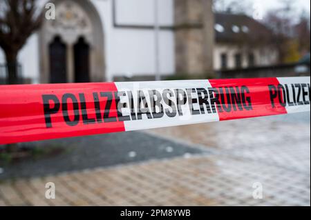 Wunsiedel, Allemagne. 12th avril 2023. La route menant au Centre de soins pour les enfants et les jeunes est partiellement encordée par la police. Credit: Daniel Vogl/dpa/Alay Live News Banque D'Images