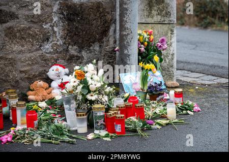 Wunsiedel, Allemagne. 12th avril 2023. Des fleurs, des jouets et des bougies sont placés sur un mur devant le Centre de soins pour enfants et jeunes. Credit: Daniel Vogl/dpa/Alay Live News Banque D'Images