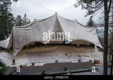 Wunsiedel, Allemagne. 12th avril 2023. Le toit de la tente du Festival de Luisenburg, qui est encore en construction, est fixé à des câbles d'acier au-dessus de l'auditorium. Conçu à l'origine par l'architecte Frei Otto, le toit de tente de 1600 mètres carrés est surélevé au-dessus de l'auditorium du théâtre du festival. Credit: Daniel Vogl/dpa/Alay Live News Banque D'Images