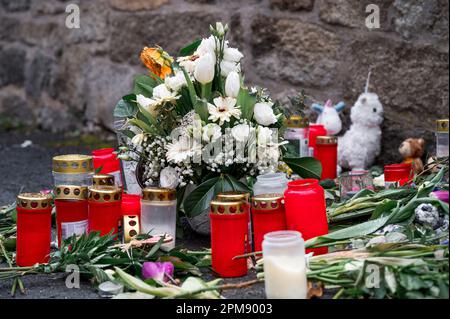 Wunsiedel, Allemagne. 12th avril 2023. Des fleurs, des jouets et des lumières de sépulture se trouvent sur le trottoir à l'angle de la rue menant au Centre des services à l'enfance et à la jeunesse, où une jeune fille de dix ans a été retrouvée morte. Credit: Daniel Vogl/dpa/Alay Live News Banque D'Images