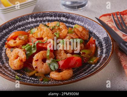 Crevettes cuisinées style méditerranéen. Savoureux Banque D'Images