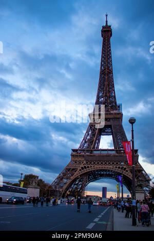 Paris, France, 16 octobre 2022 : gros plan de la Tour Eiffel illuminée la nuit, Paris, France. L'une des meilleures destinations de voyage au monde. Banque D'Images