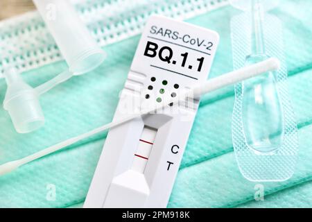 FOTOMONTAGE, Positiver Corona-Schnelltest mit Aufschrift BQ.1,1, Symbolfoto Corona-Variante BQ.1,1 Banque D'Images