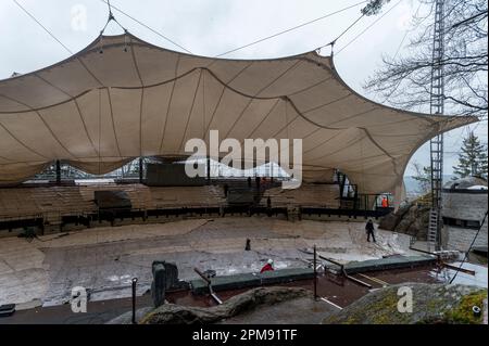 Wunsiedel, Allemagne. 12th avril 2023. Le toit de la tente du Festival de Luisenburg, qui est sur le point d'être achevé, est fixé à des câbles d'acier au-dessus de l'auditorium. Conçu à l'origine par l'architecte Frei Otto, le toit de tente de 1600 mètres carrés est surélevé au-dessus de l'auditorium du théâtre du festival. Credit: Daniel Vogl/dpa/Alay Live News Banque D'Images