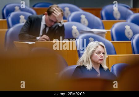 La Haye, pays-Bas. 12th avril 2023. LA HAYE - Pepijn van Houwelingen (FVD) et Agnes Mulder (CDA) dans la salle plénière de la Chambre des représentants au cours d'un débat avec la commission parlementaire d'enquête sur l'extraction du gaz naturel à Groningen au sujet du rapport Groningers au-dessus du gaz. ANP SEM VAN DER WAL pays-bas sortie - belgique sortie Banque D'Images