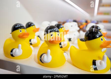 Canards en caoutchouc vus dans le nouveau magasin ouvert à Pula, Croatie, on 12 avril 2023 photo: Srecko Niketic/PIXSELL Banque D'Images