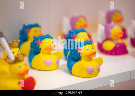 Canards en caoutchouc vus dans le nouveau magasin ouvert à Pula, Croatie, on 12 avril 2023 photo: Srecko Niketic/PIXSELL Banque D'Images