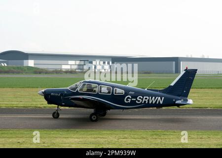 Piper PA28-161 Cherokee Warrior II à Wellesbourne Airfield, Warwickshire, Royaume-Uni (G-SRWN) Banque D'Images