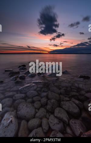 Un cliché vertical de la mer avec une longue exposition pendant le coucher du soleil Banque D'Images
