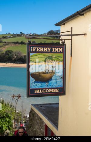 Vue sur l'estuaire de la Salcombe vue depuis le pub Ferry Inn à Salcombe jusqu'à East Portlerouth dans le South Hams Banque D'Images