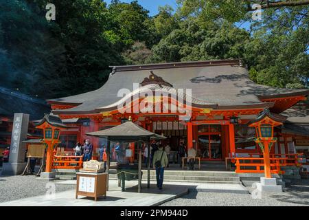 Nachikatsuura, Japon - 19 mars 2023: Kumano Nachi Taisha est un sanctuaire shinto situé à Nachikatsuura, Japon. Banque D'Images