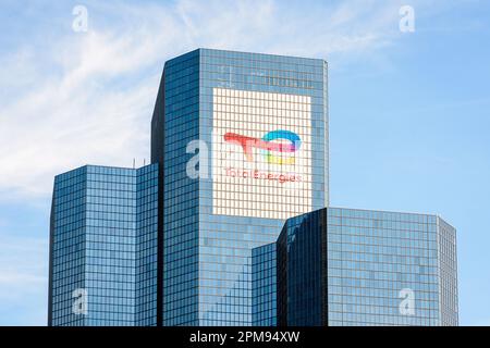 Haut de la tour Coupole, siège de la compagnie pétrolière française TotalEnergies à Paris la Défense. Banque D'Images