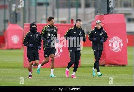 Raphael Varane, Diogo Dalot et Lisandro Martinez (à droite) de Manchester United lors de la séance d'entraînement au complexe d'entraînement AON, Carrington. Date de la photo: Mercredi 12 avril 2023. Banque D'Images