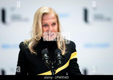 Jane Hartley, ambassadrice DES ÉTATS-UNIS au Royaume-Uni, parle à l'université d'Ulster à Belfast, où le président américain Joe Biden a prononcé son discours d'ouverture lors de sa visite sur l'île d'Irlande. Date de la photo: Mercredi 12 avril 2023. Banque D'Images