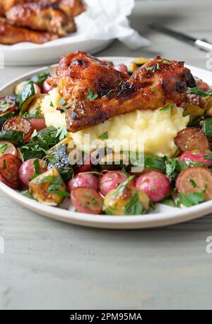 Poulet aux légumes rôtis et purée de pommes de terre sur une assiette Banque D'Images