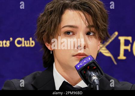 12 avril 2023, Tokyo, Japon: KAUAN OKAMOTO, un ancien membre du groupe de garçons Johnny's Jr., assiste à une conférence de presse au Club des correspondants étrangers du Japon à Tokyo. Okamoto a affirmé qu'il avait été victime d'abus sexuels de la part de Johnny Kitagawa, décédé en 2019. Kitagawa a été le fondateur de Johnny and Associates, la principale agence de production japonaise pour les groupes de garçons. Okamoto a affirmé qu'il avait été maltraité par Kitagawa pendant quatre ans, à partir de l'âge de 15 ans, et que l'abus continuait jusqu'à sa vie ultérieure. (Credit image: © Rodrigo Reyes Marin/ZUMA Press Wire) USAGE ÉDITORIAL SEULEMENT! Non destiné À un usage commercial ! Banque D'Images