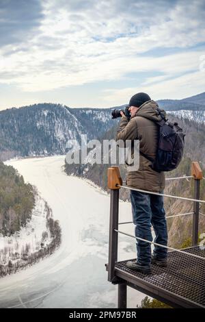 La photographie de voyage capture la rivière Mana gelée au début du printemps de la boucle Mana en Sibérie. La vue à couper le souffle met en valeur la beauté de la nature Banque D'Images