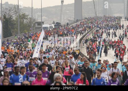 ISTANBUL, TURQUIE - 06 NOVEMBRE 2022 : athlètes en course en 44. Marathon d'Istanbul qui comprend deux continents dans une course. Banque D'Images