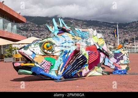 Plastique Mero, Funchal, Portugal conçue à partir de litières marines, cette sculpture met en lumière les maux de la surconsommation Banque D'Images