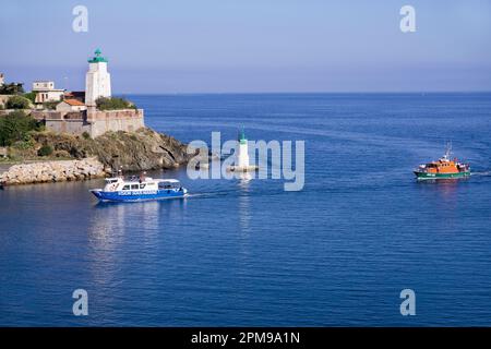 Bateaux d'excursion à l'ancien phare, entrée du port de Port Vendres, Pyrénées-Orientales, Languedoc-Roussillon, France du Sud, Europe Banque D'Images