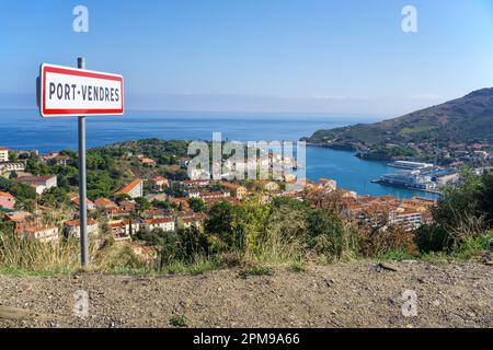 Panneau et vue d'ensemble, Port Vendres, Pyrénées-Orientales, Languedoc-Roussillon, France du Sud, France, Europe Banque D'Images