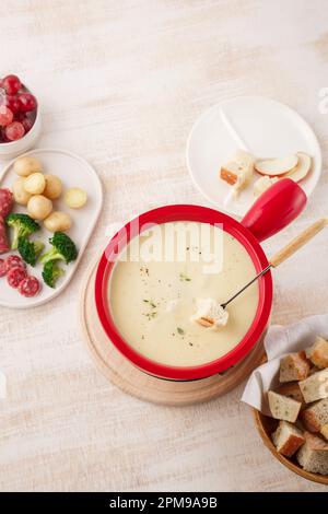 Fondue au fromage suisse réconfortante avec légumes et pain Banque D'Images