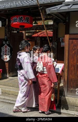 Kyoto, Japon - 28 mars 2023: Femmes vêtues de kimonos à Sannenzaka, une rue piétonne pavée à Kyoto, Japon. Banque D'Images
