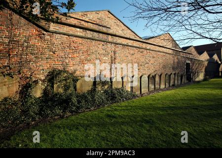 Jardins du couronnement à Beverley, circonscriptions de l'est, Yorkshire. Pour commémorer le couronnement de la reine Elizabeth II en 1953. Propriété de St Marys Banque D'Images