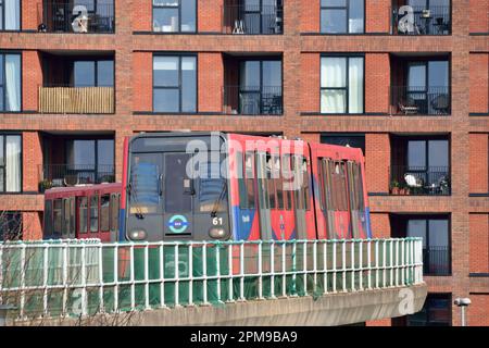 Docklands Light Railway (DLR) train parmi les nouveaux blocs d'appartements en cours d'élaboration autour de Gallions atteindre à Newham, Londres Banque D'Images