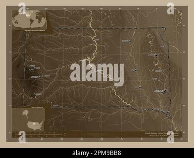 Dakota du Sud, État des États-Unis d'Amérique. Carte d'altitude colorée en tons sépia avec lacs et rivières. Lieux et noms des principales villes de TH Banque D'Images