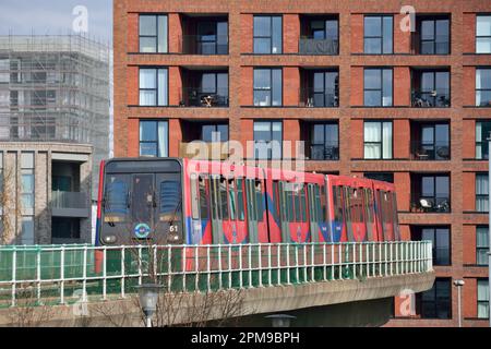 Docklands Light Railway (DLR) train parmi les nouveaux blocs d'appartements en cours d'élaboration autour de Gallions atteindre à Newham, Londres Banque D'Images