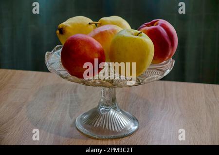 Un groupe de différents fruits frais mûrs - pomme, pêche et poire dans un bol de fruits, Sofia, Bulgarie Banque D'Images