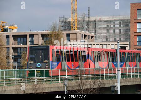 Docklands Light Railway (DLR) train parmi les nouveaux blocs d'appartements en cours d'élaboration autour de Gallions atteindre à Newham, Londres Banque D'Images